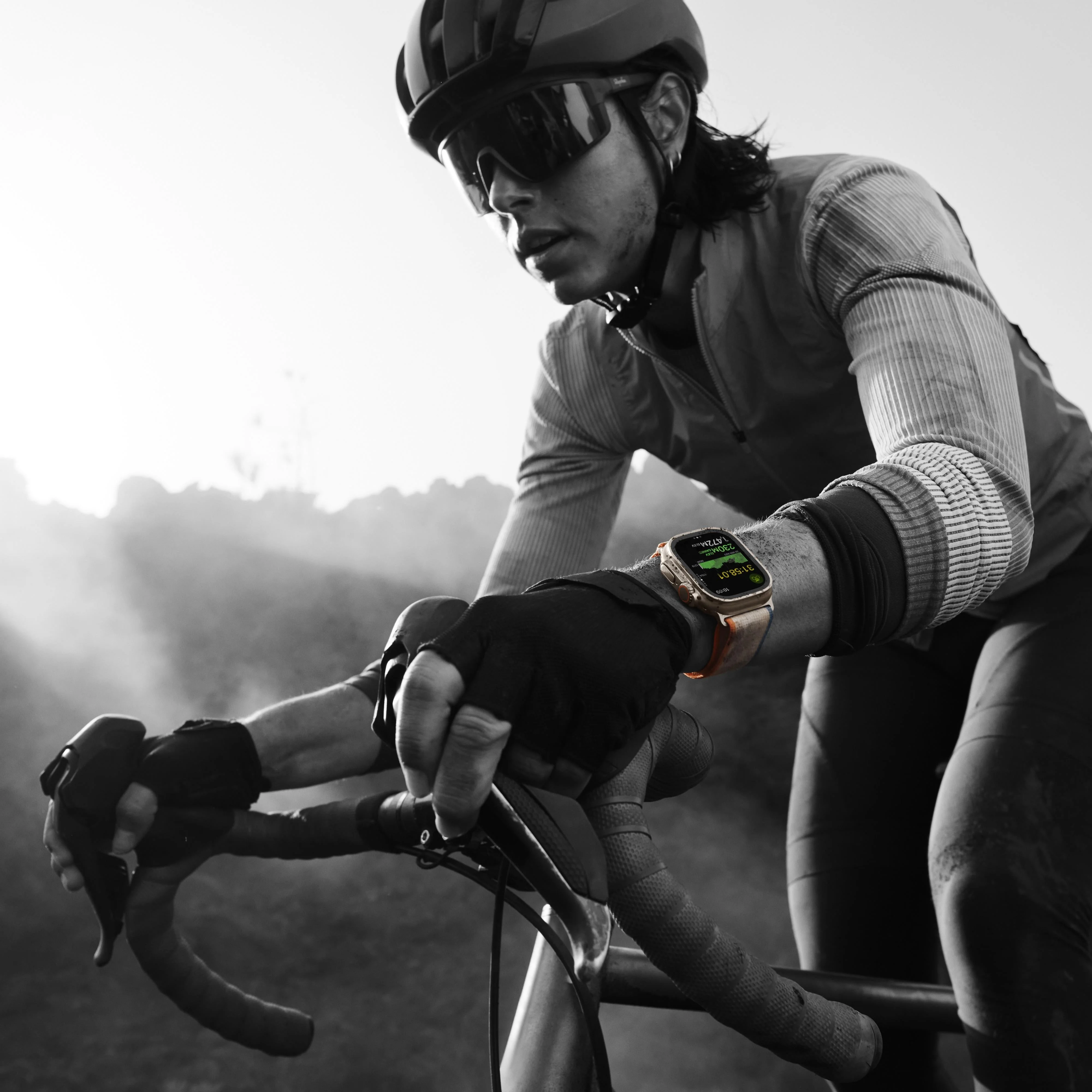 Apple Watch Ultra 2 GPS + Cellular 49mm Titanium Case with Green/Grey Trail Loop - S/M - Image 5